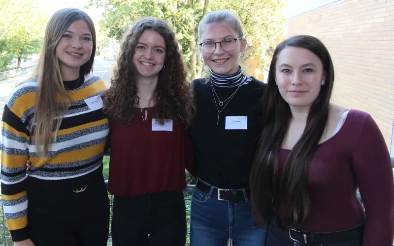 Ob ein technisch-naturwissenschaftliches Studium etwas für sie ist, wollen Alina Köhler, Ricarda Mohr, Laura Wolff und Karina Schwabenland (von links) im nächsten halben jahr herausfinden (Foto: THM/Armin Eikenberg)